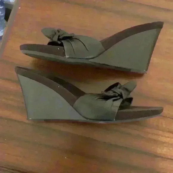 Bandolino Leather Bow Wedges - Picture 5 of 9